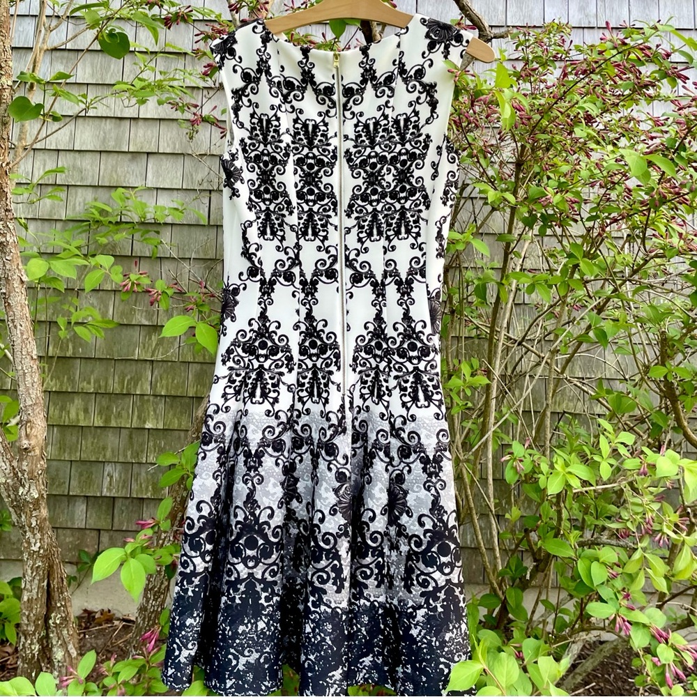 NWOT Gabby Skye Black And White Pattern Bodycon Sleeveless Dress. Mid Length. 4